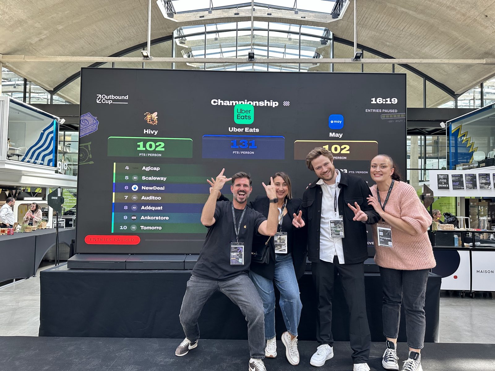 L’équipe Cadence Partners devant l’écran du classement de l’Outbound Cup 2026